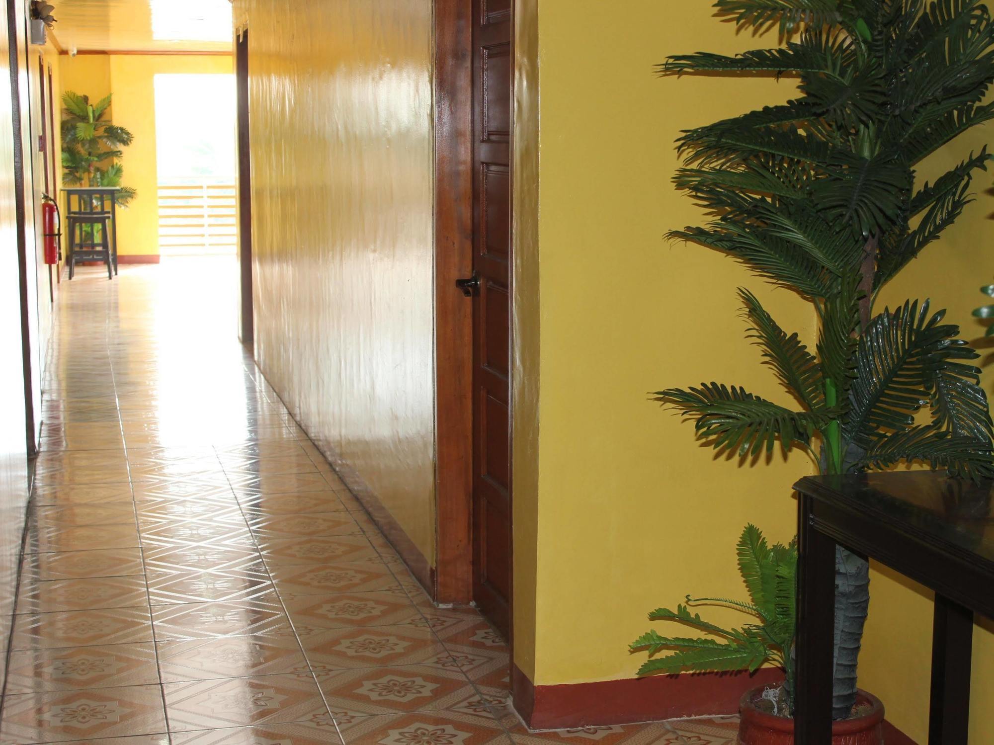 Reddoorz Near Golden Sarok Shrine Hotell Kalibo Eksteriør bilde
